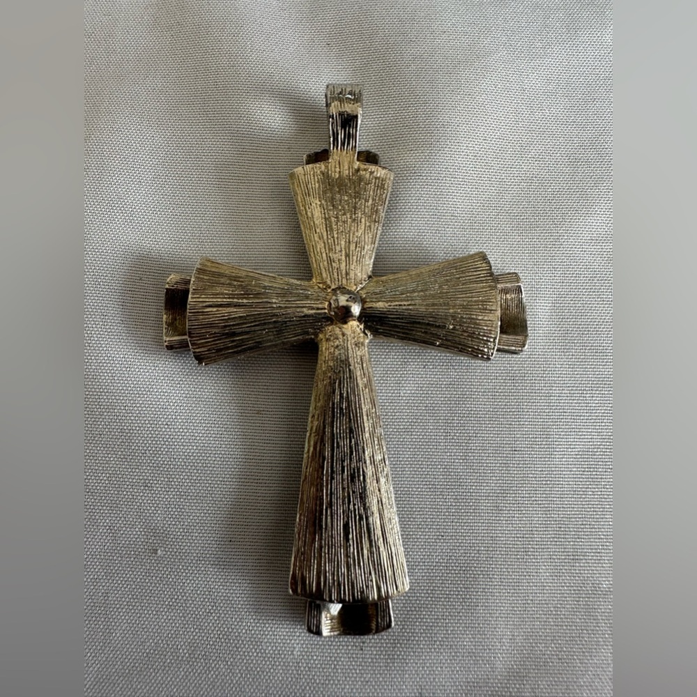 Heavy silvertone cross pendant